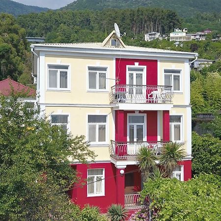 Бестужевский Дворик Gagra Luaran gambar